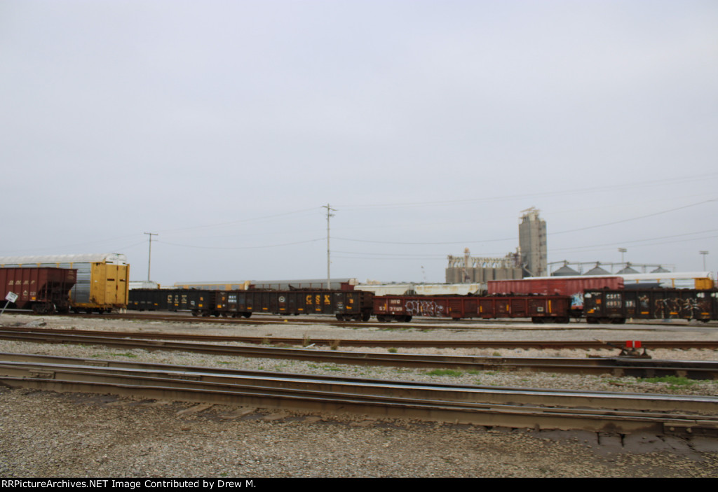 CSX MOW gondolas 